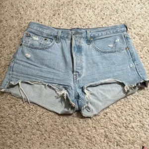 LEVI LIGHT WASHED DENIM DISTRESSED HIGH WAISTED SHORTS
