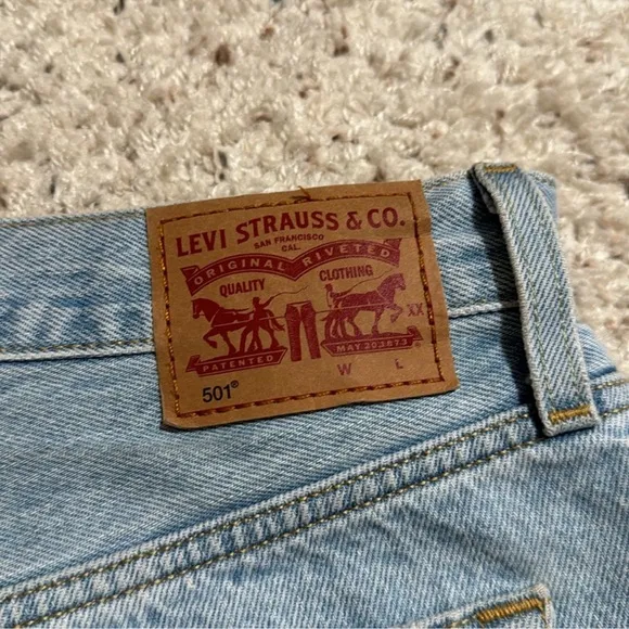 LEVI LIGHT WASHED DENIM DISTRESSED HIGH WAISTED SHORTS