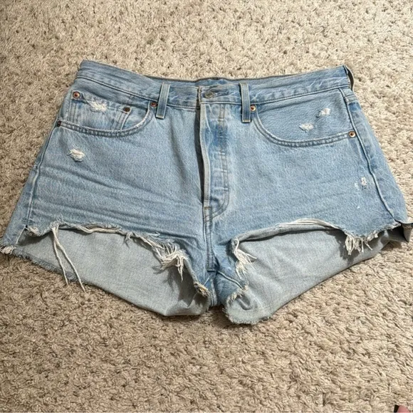 LEVI LIGHT WASHED DENIM DISTRESSED HIGH WAISTED SHORTS