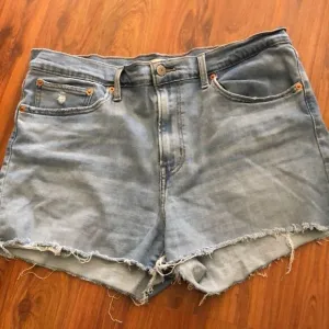 Levi’s High rise shorts size 33 Slightly distressed