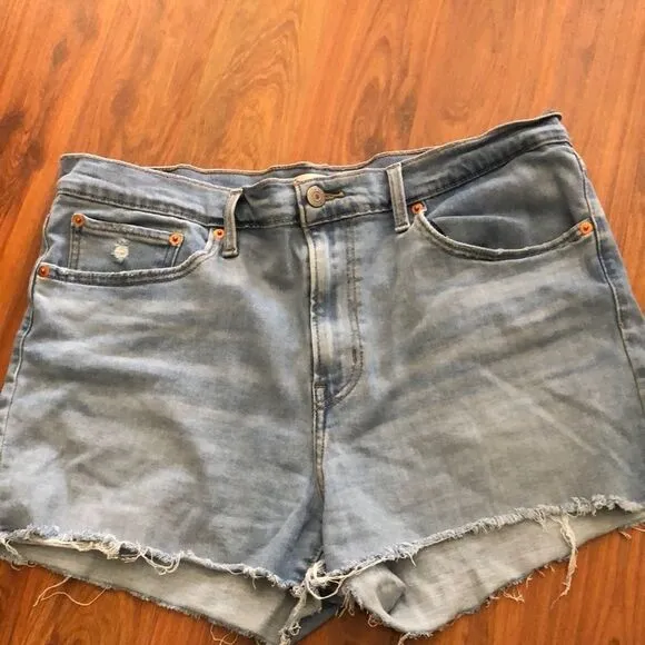 Levi’s High rise shorts size 33 Slightly distressed