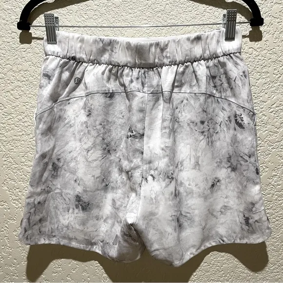 Lululemon Flat Front Relaxed High Rise Shorts Tie Dye Grey With Pockets Size 4
