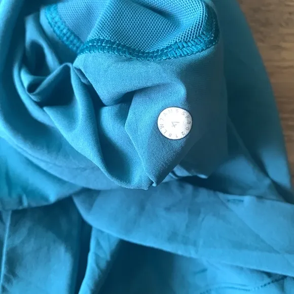 Lululemon Women’s Teal Spring Break Away Shorts Size 4