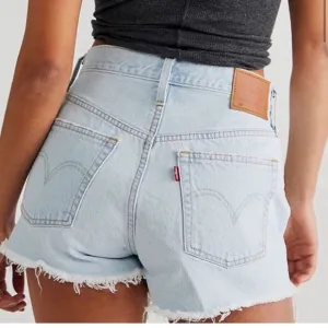 New with tags Women’s Levi 501 High Waisted Jean Shorts size 31